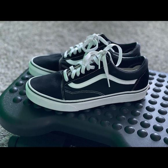 Classic Vans Sneakers - Like New - Mens Size 7.5/Womens Size 9 - Worn Only Once - Picture 1 of 6